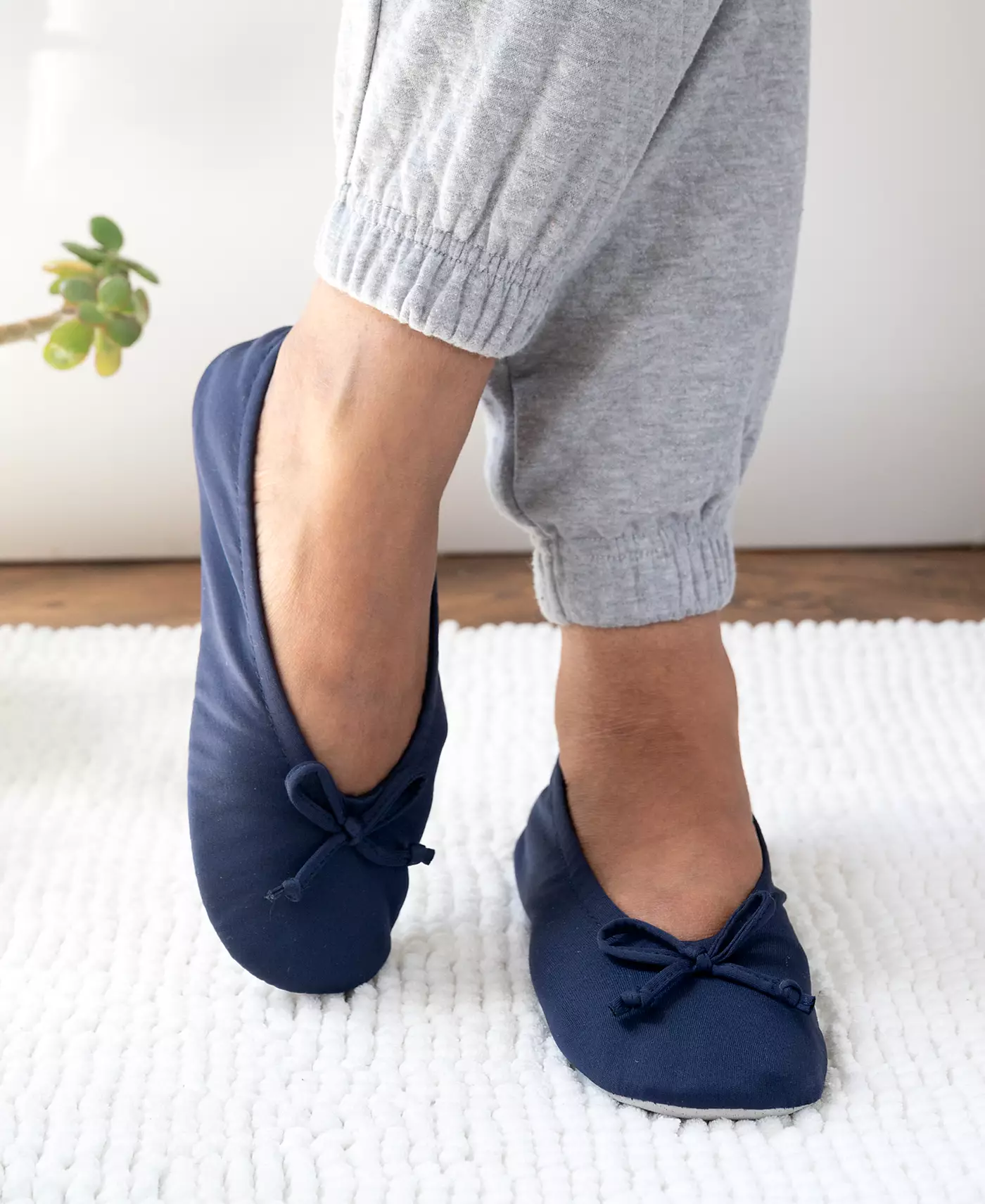 Женские атласные балетки Isotoner Signature