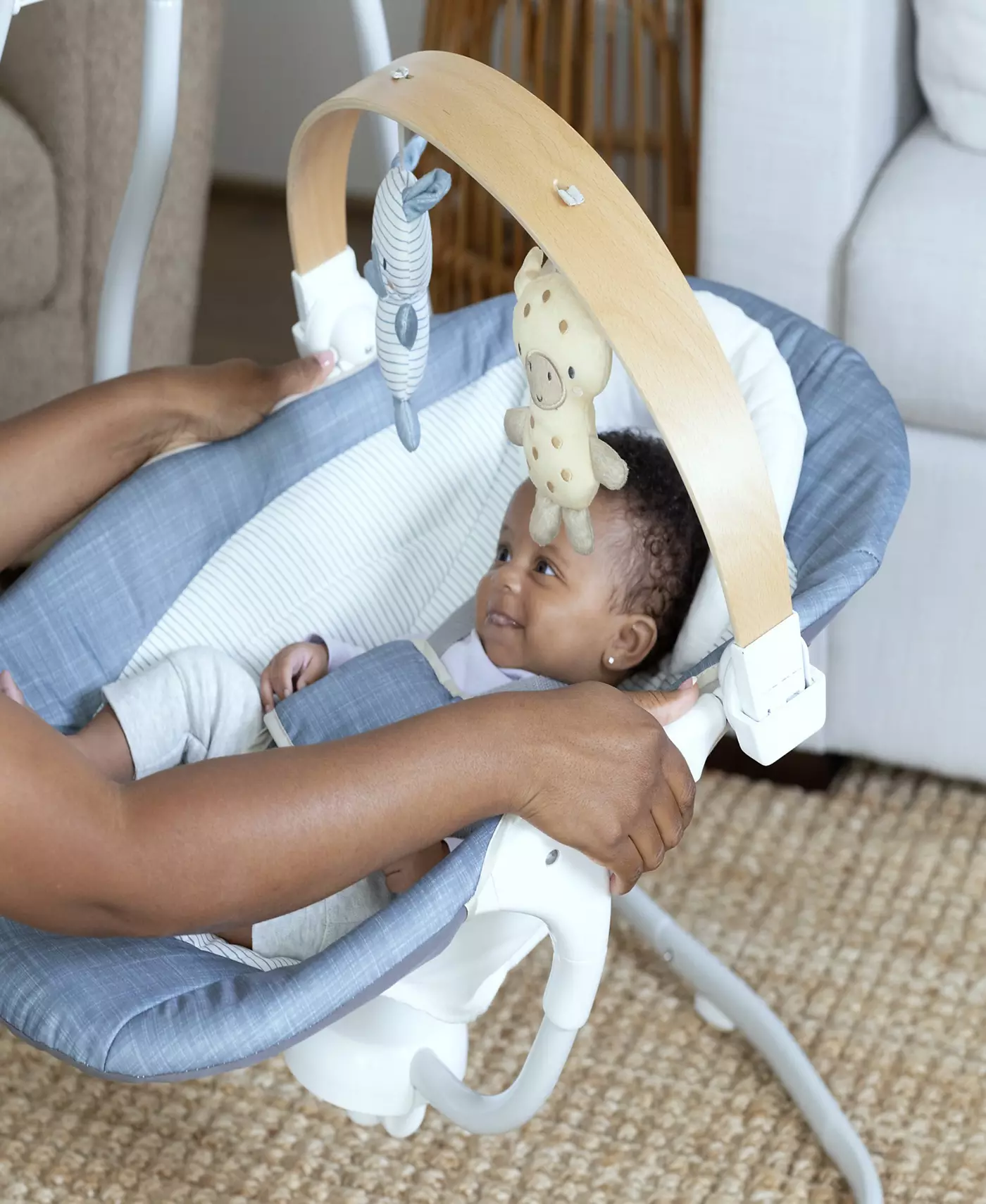 Компактные успокаивающие качели Ingenuity Baby SimpleComfort™