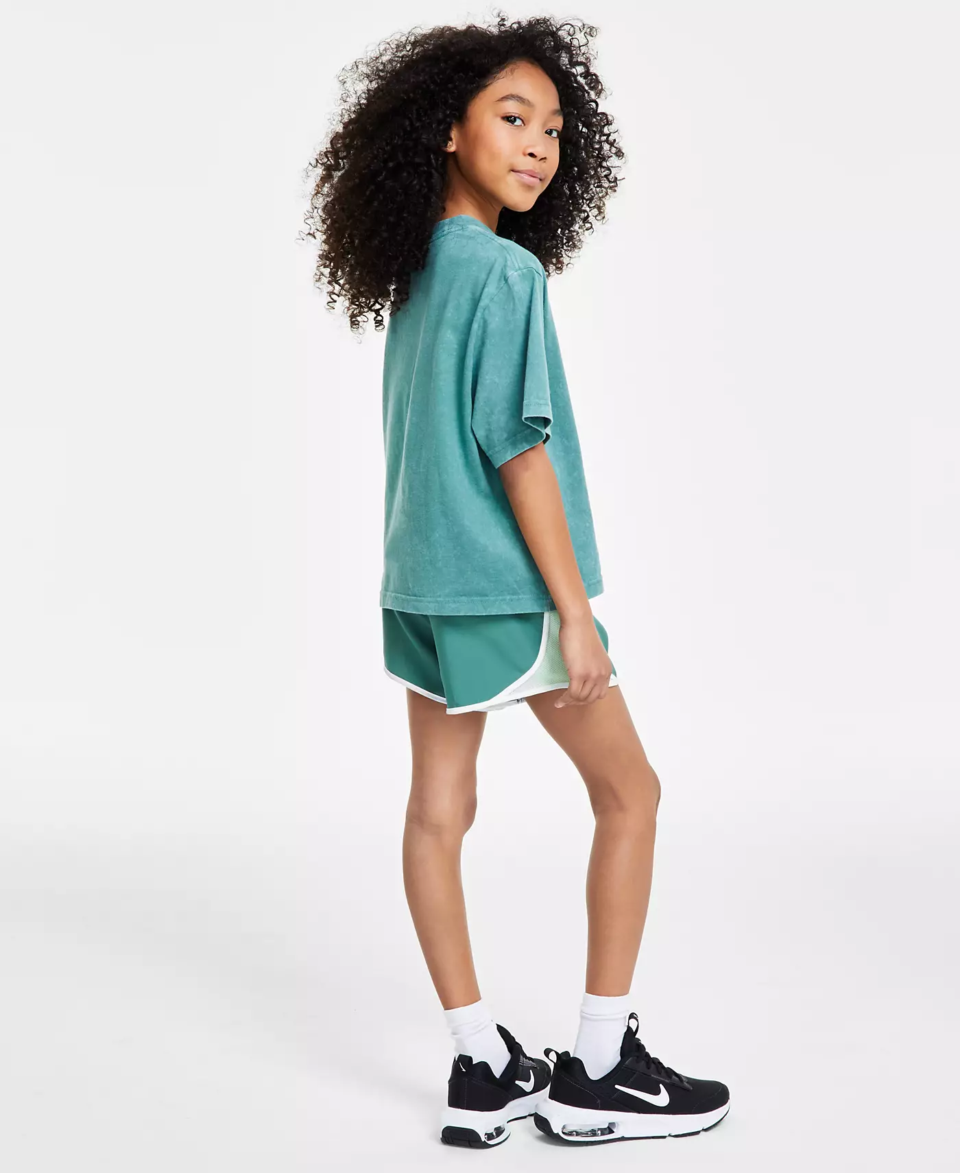 Футболка Nike Big Girls Sportswear, шорты для бега Dri-Fit Tempo и кроссовки Court Legacy Casual от Finish Line