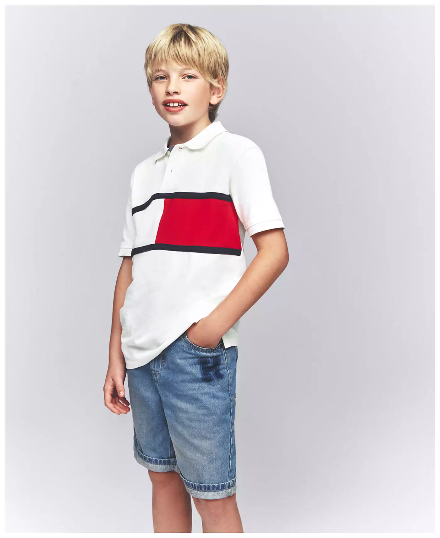 Tommy Hilfiger Boys: поло Tommy Flag в стиле колор-блок и свободные джинсовые шорты