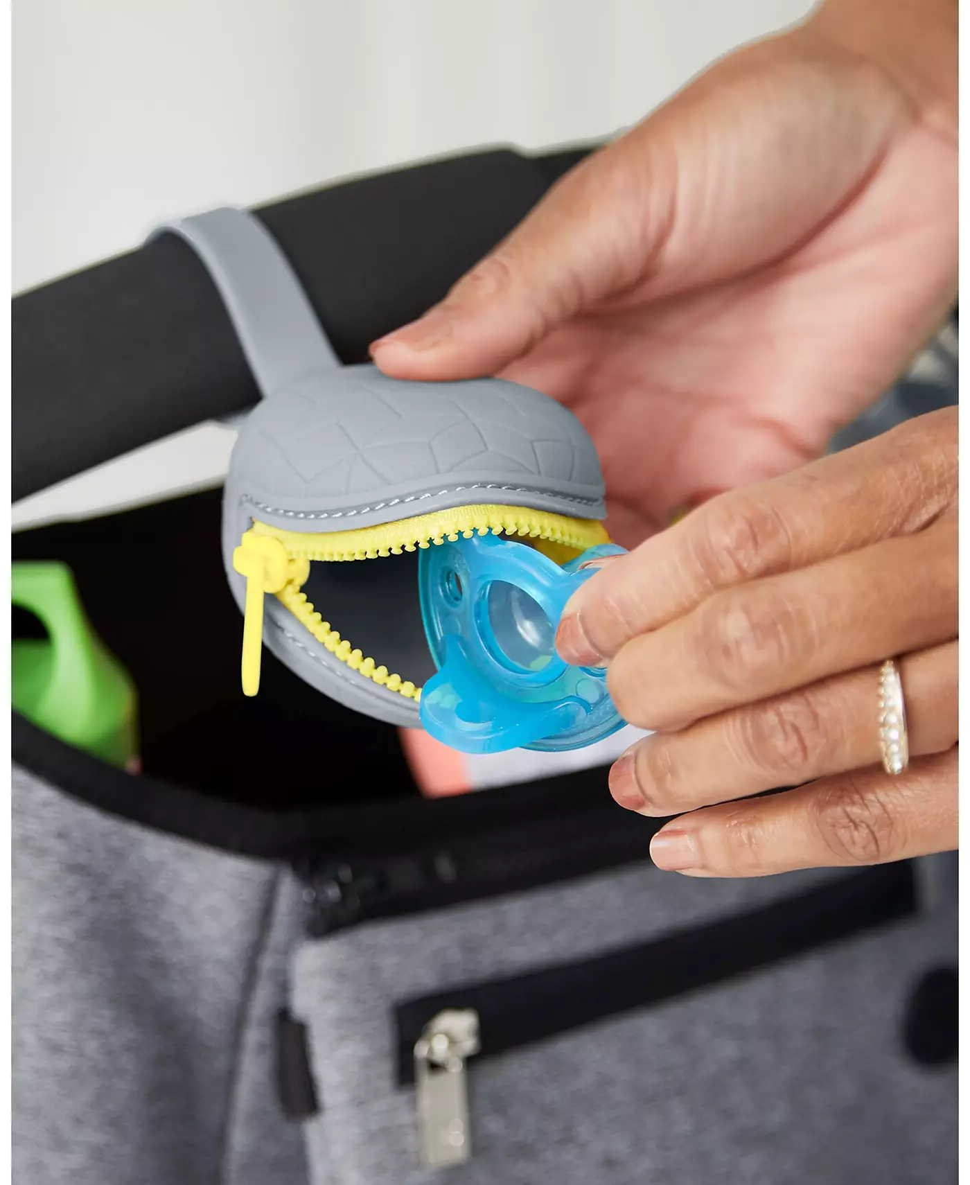 Силиконовый держатель для пустышки Skip Hop