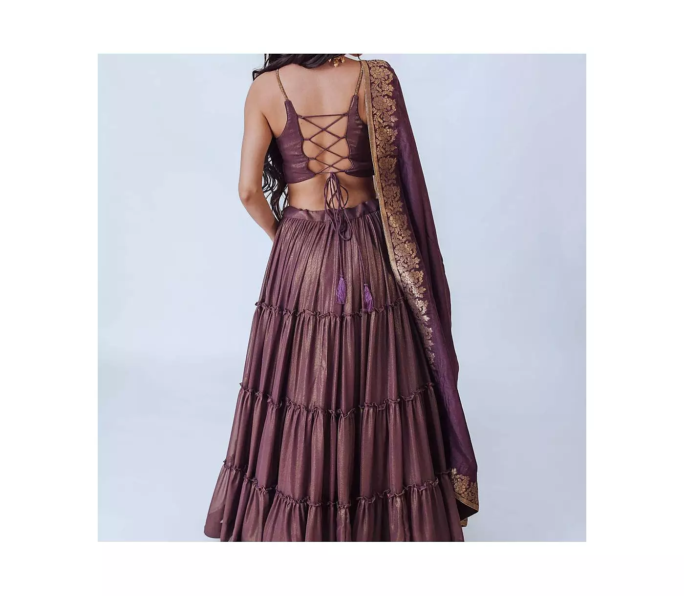 Женская коричнево-фиолетовая мерцающая блузка-чоли Lehenga Choli от RAAS с золотистыми акцентами