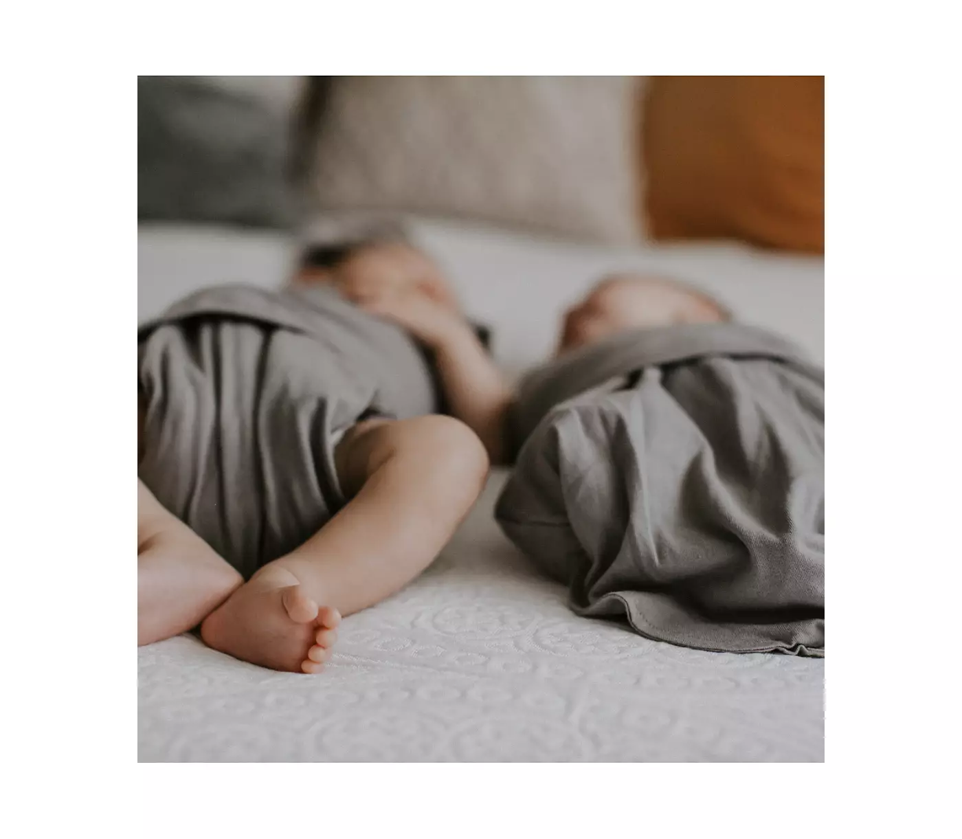 Комплект из детской шапочки и пеленального мешка с длинными рукавами