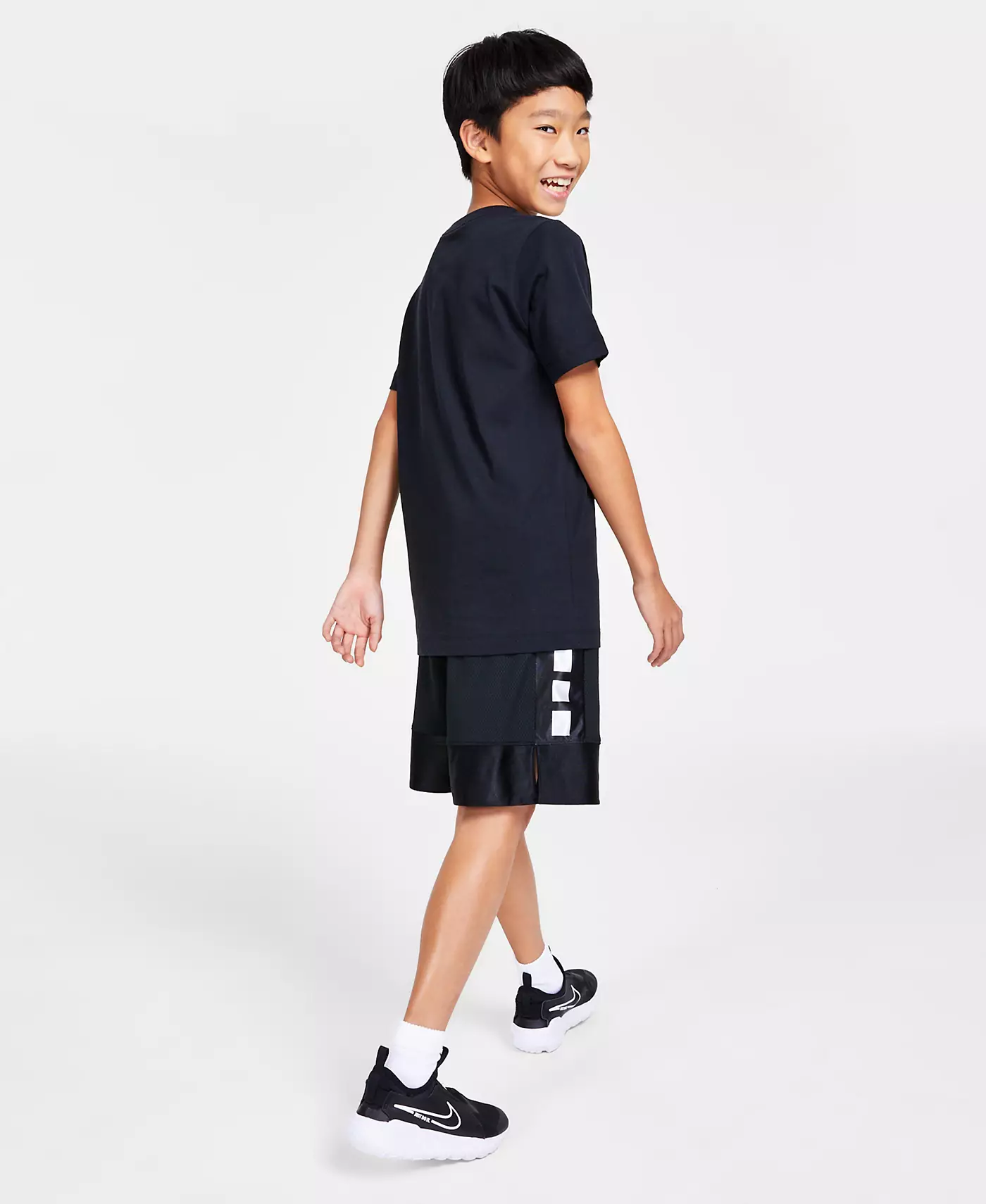 Футболка Nike Big Kids Sportswear с принтом, баскетбольные шорты Elite Dri-FIT и кроссовки Flex Runner 2 Slip-On от Finish Line