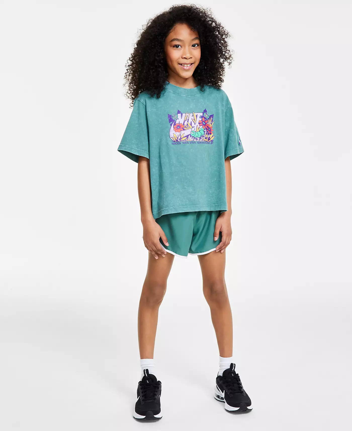 Футболка Nike Big Girls Sportswear, шорты для бега Dri-Fit Tempo и кроссовки Court Legacy Casual от Finish Line