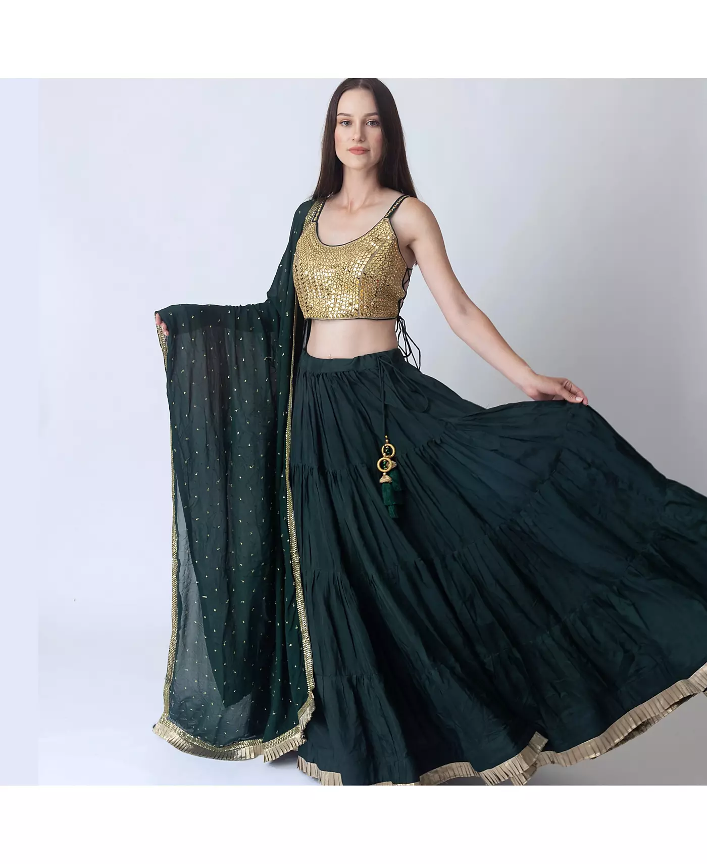 Женский комплект RAAS Lehenga Choli зеленого и золотого цветов с блузкой с зеркальным узором и декорированной дупаттой