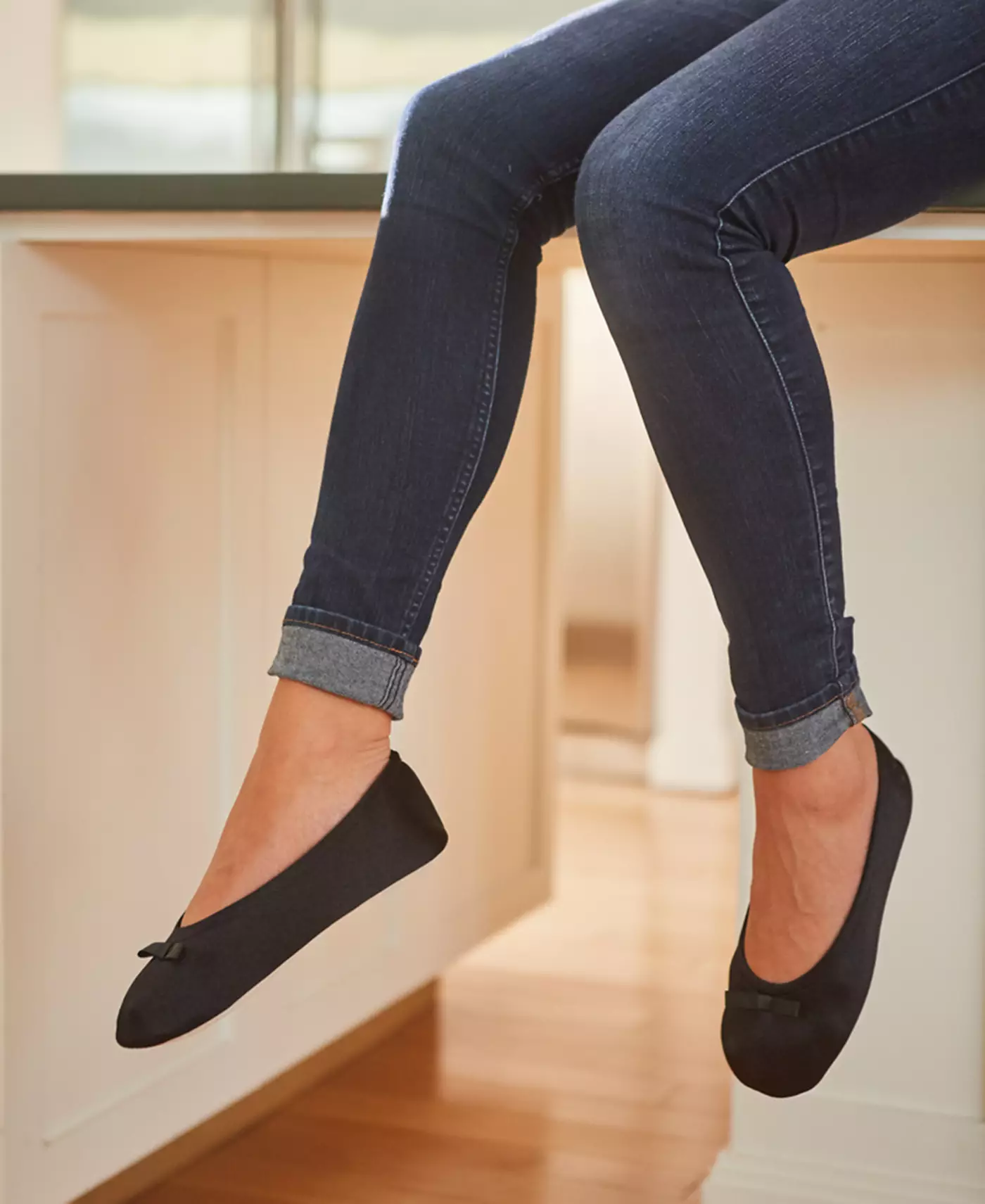 Женские балетки Isotoner Signature из атласа с бантом