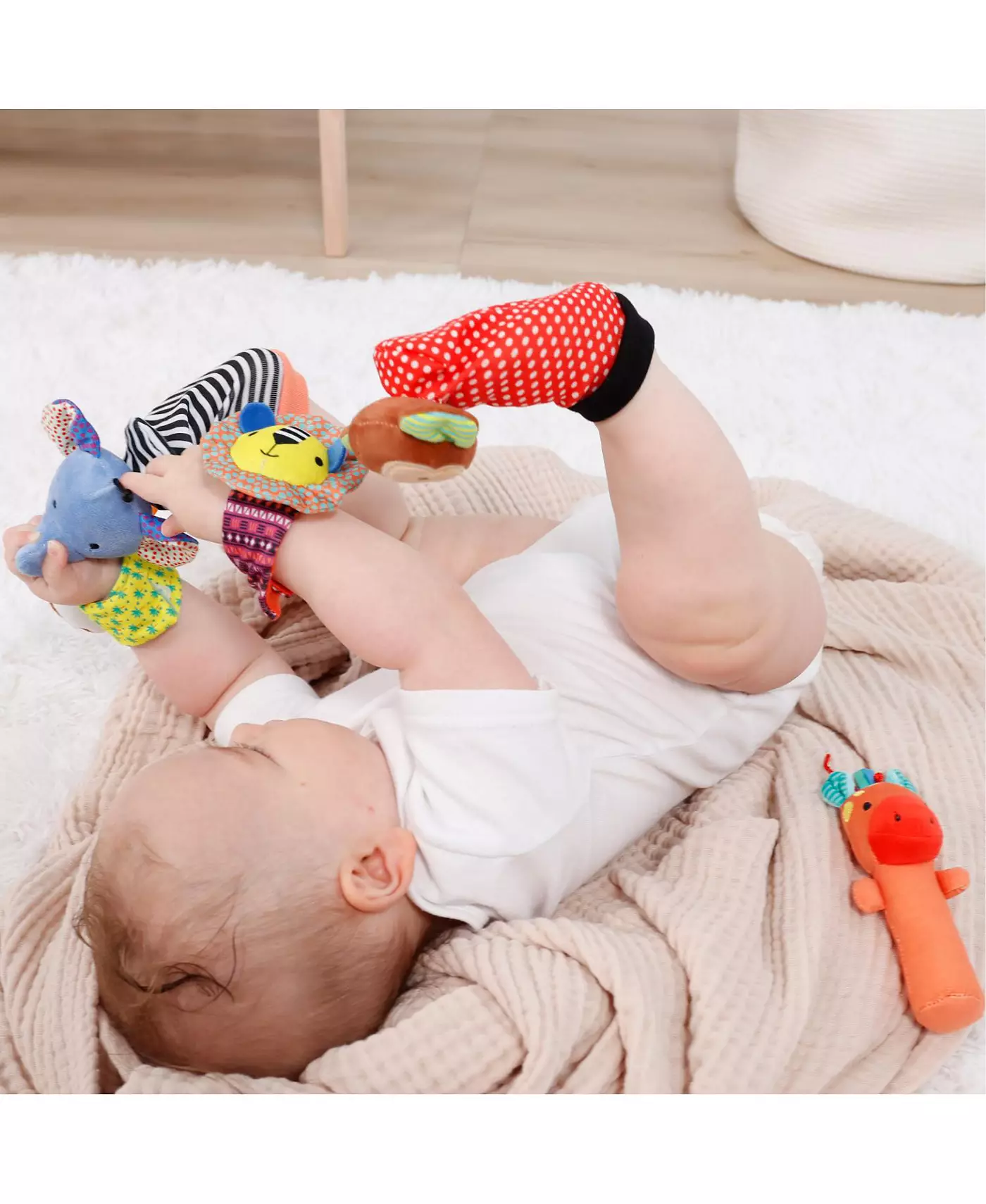 Набор из носков-погремушек и погремушек для запястья «Peanutshell Safari», 5 предметов