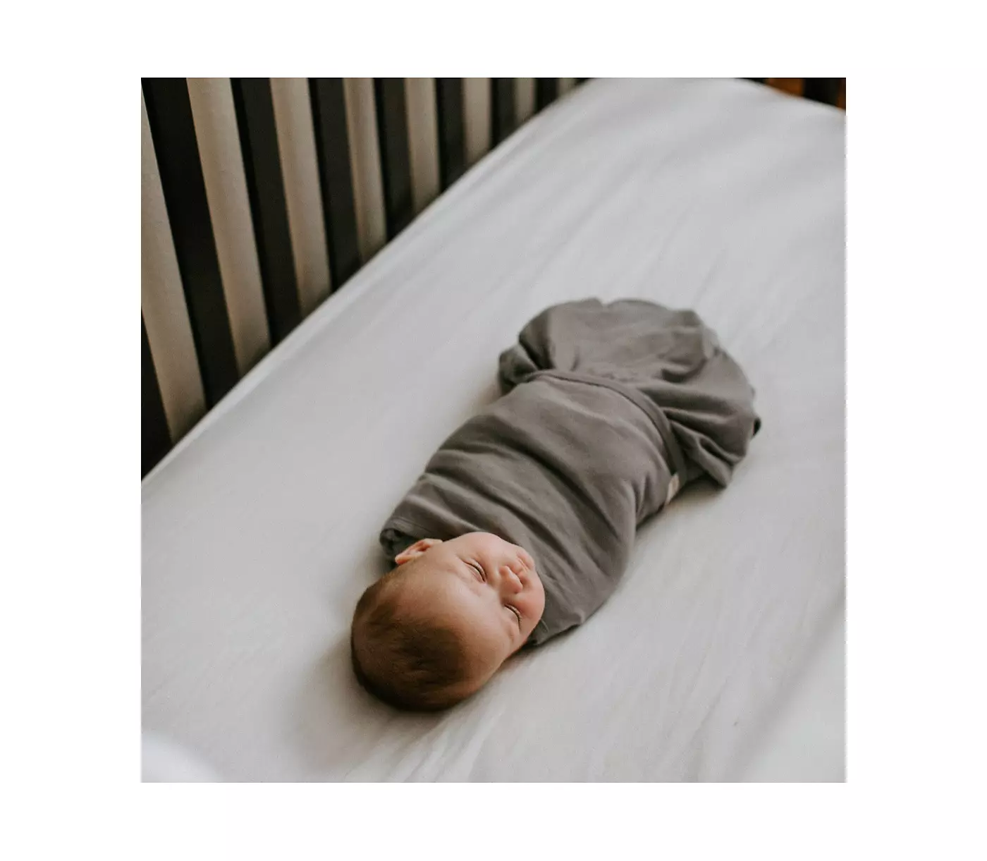 Пеленальный конверт embe Baby Swaddle Wrap (0-3 месяца) с ручками внутрь, ножками внутрь/ножками наружу