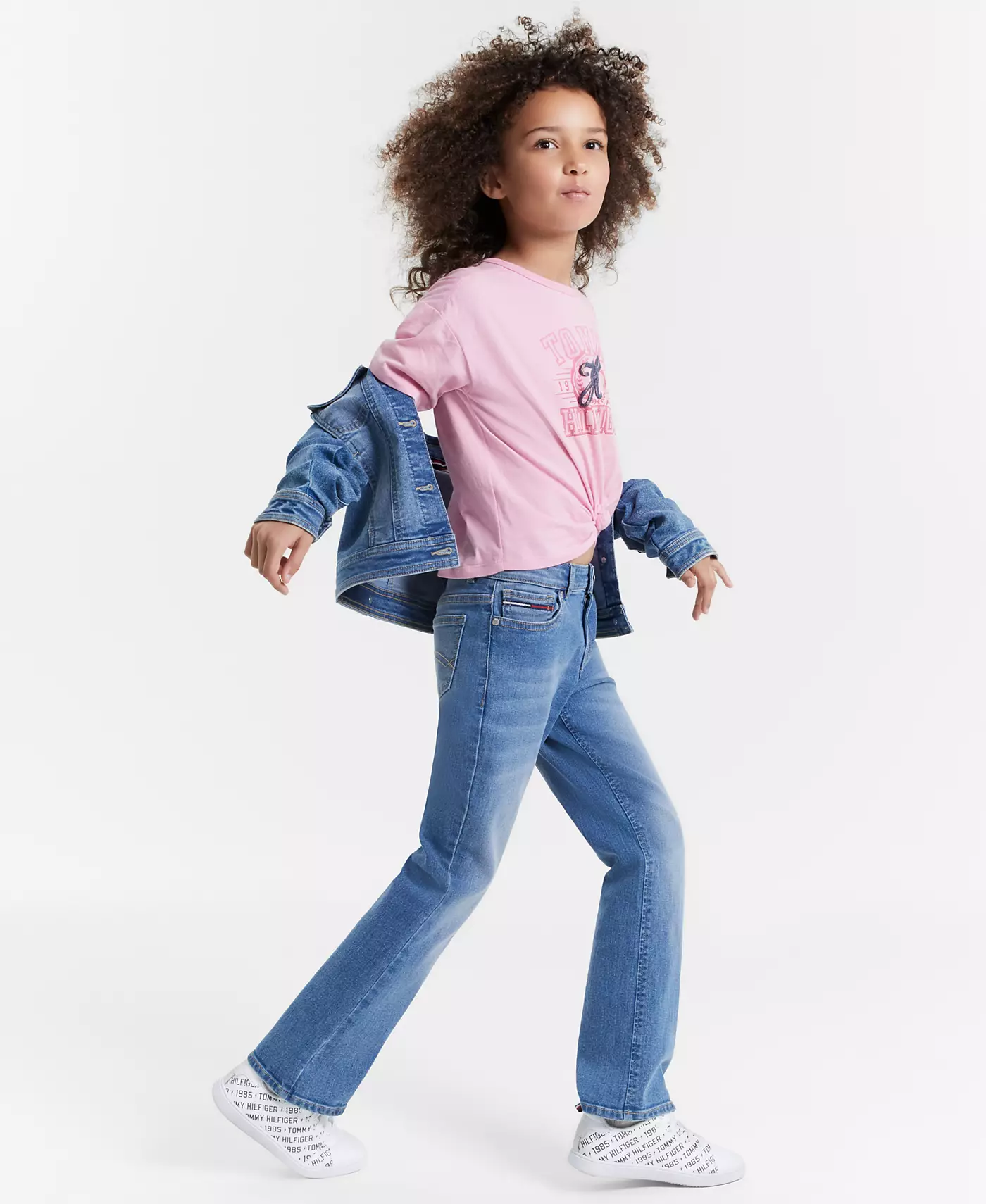 Классическая джинсовая куртка Tommy Hilfiger Big Girls, футболка с короткими рукавами и расклешенные джинсы средней посадки