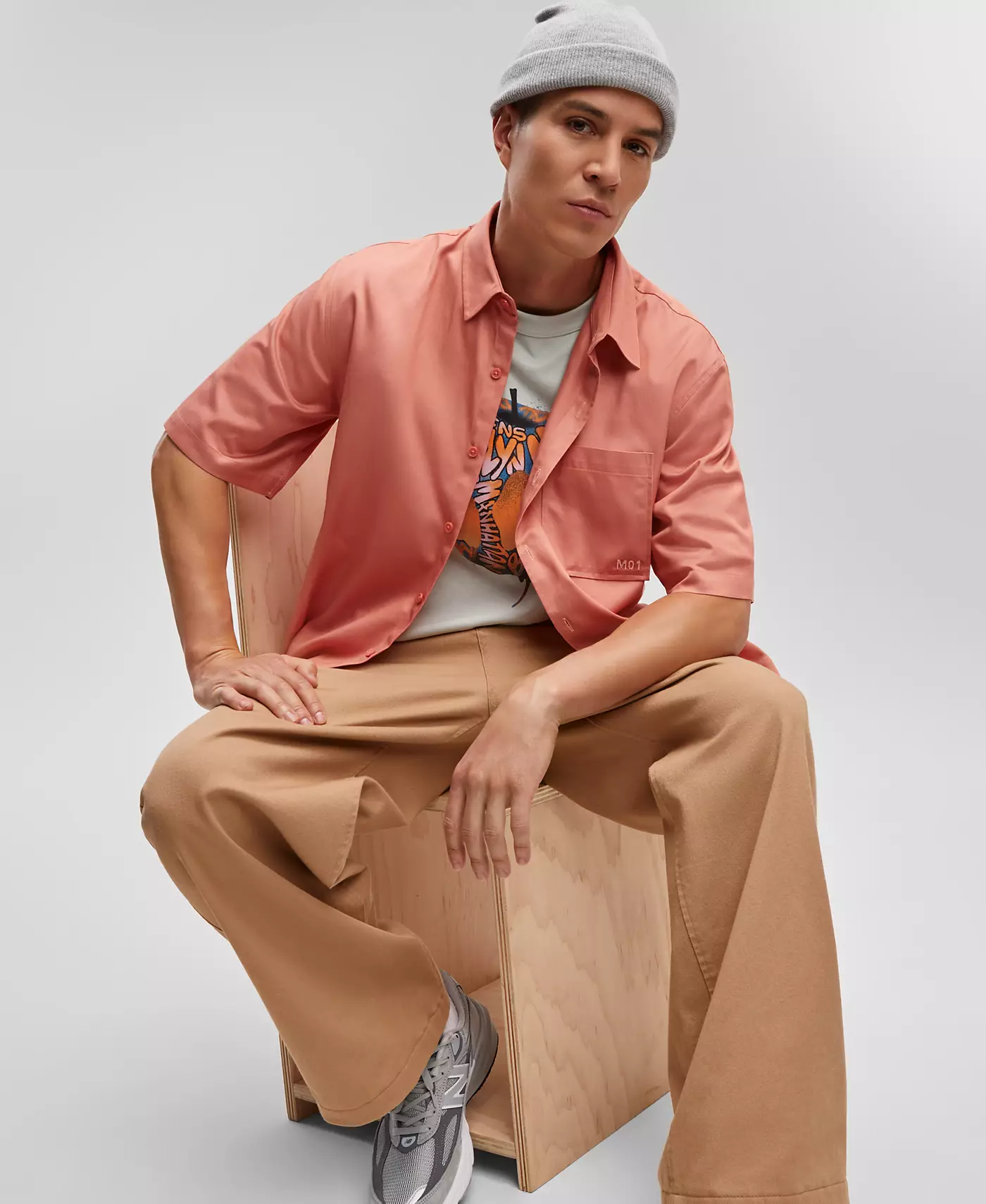 Мужская модель рубашки свободного кроя на пуговицах, созданная для Macy's