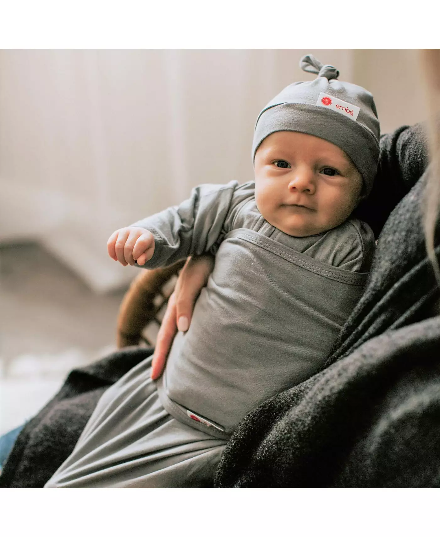 Комплект из детской шапочки и пеленального мешка с длинными рукавами