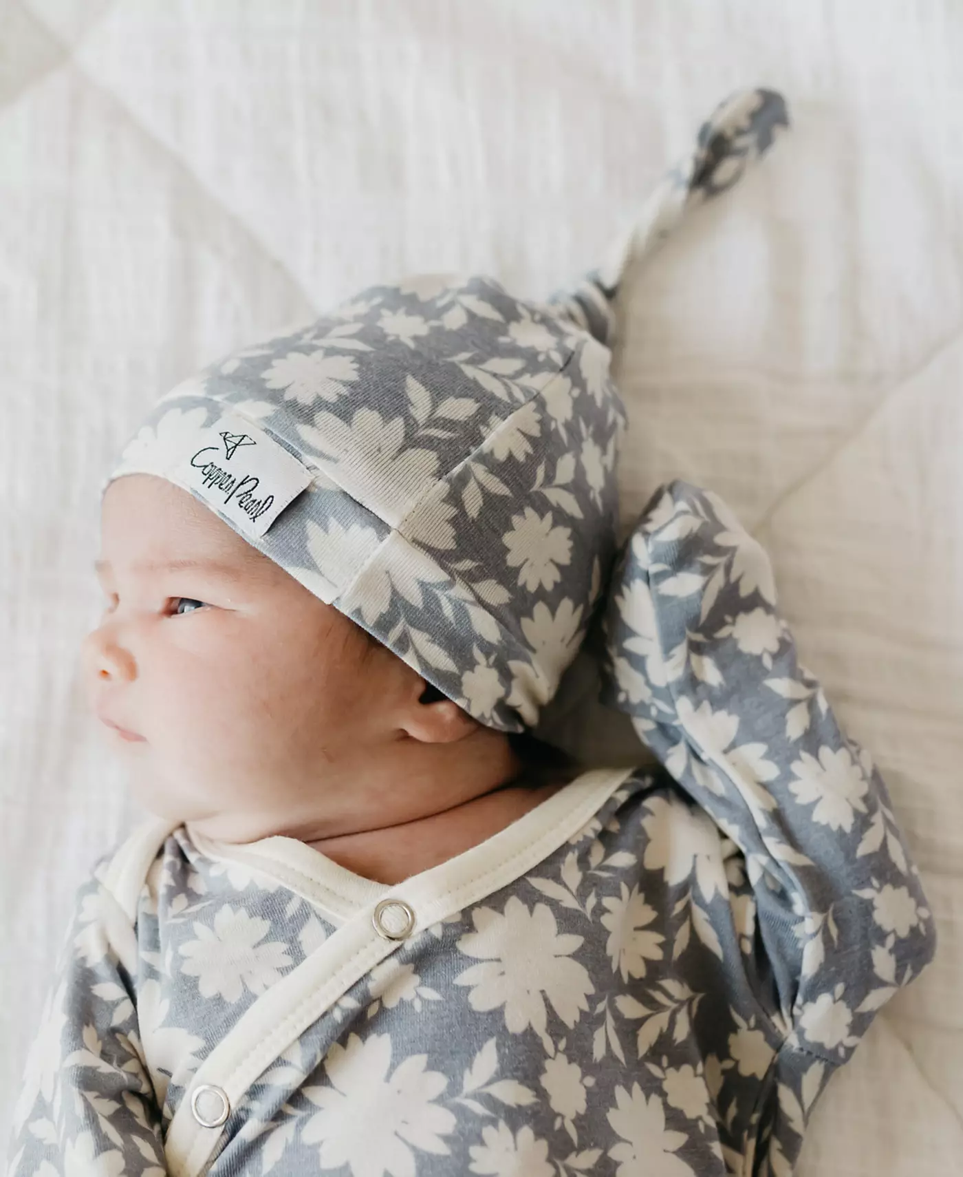 Детская шапочка с медным жемчугом и узлом сверху