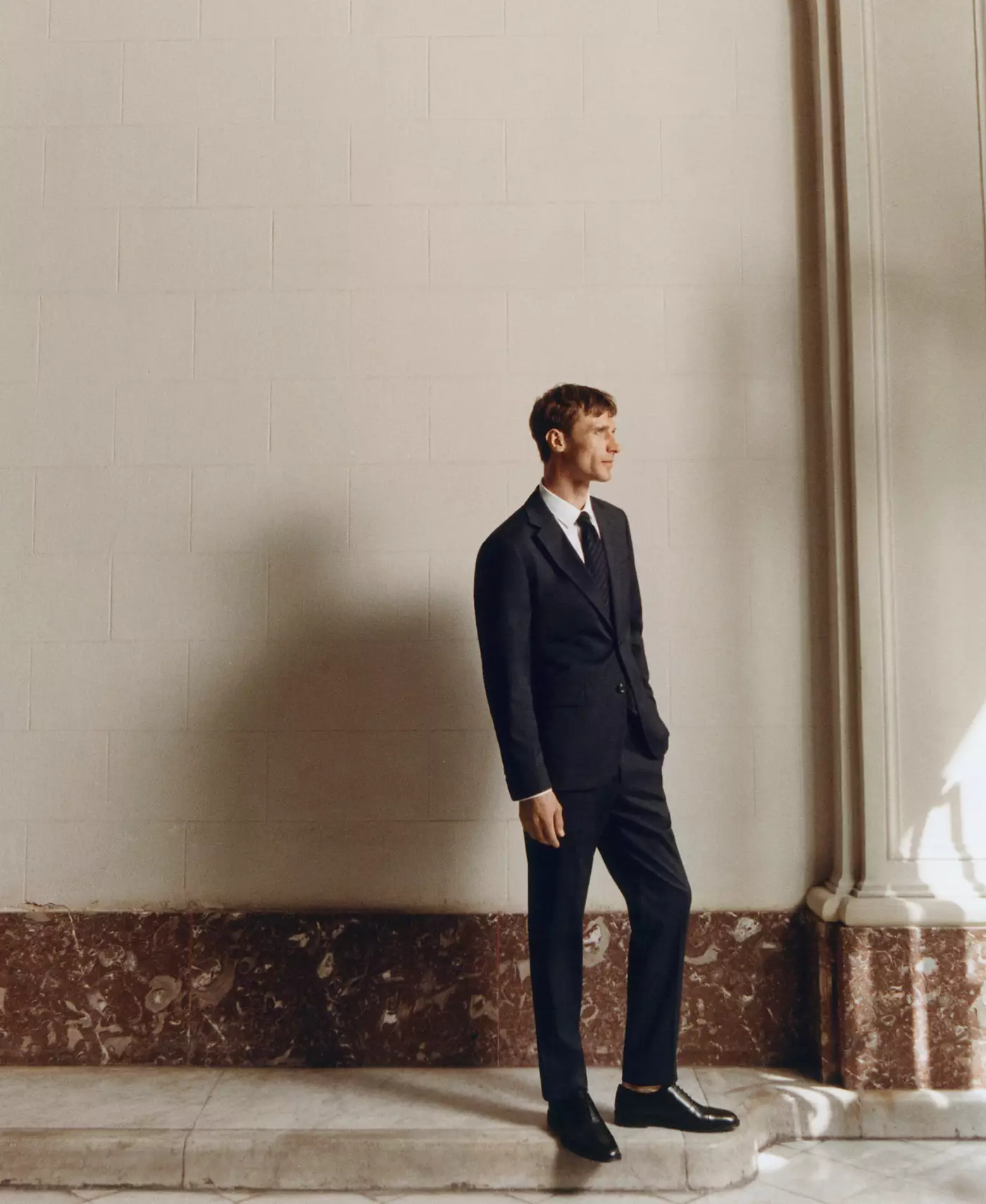 Мужские брюки из эластичной ткани MANGO