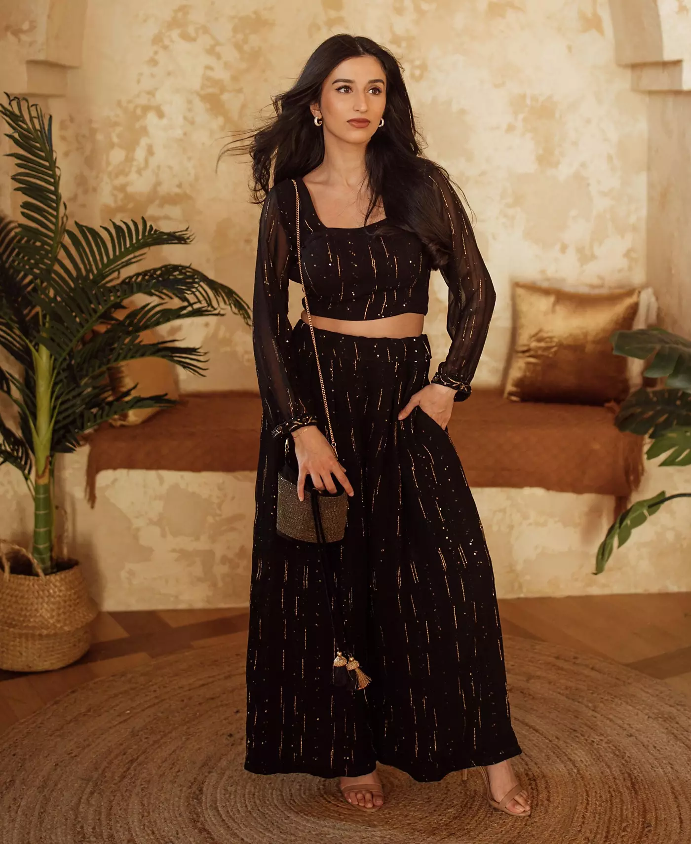 Женский черно-золотой брючный костюм палаццо с укороченным топом с длинными рукавами от RAAS