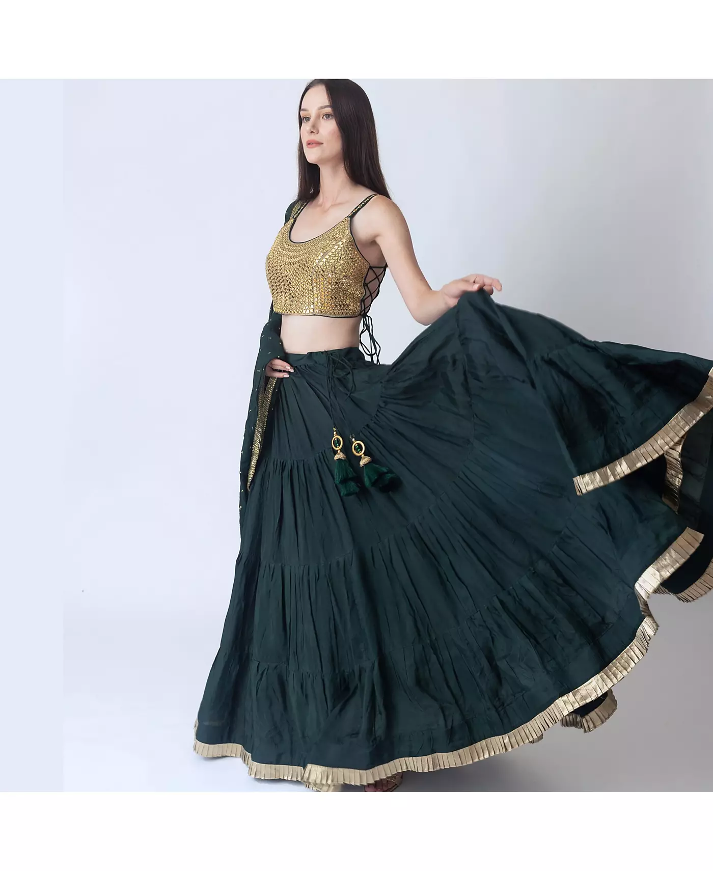 Женский комплект RAAS Lehenga Choli зеленого и золотого цветов с блузкой с зеркальным узором и декорированной дупаттой