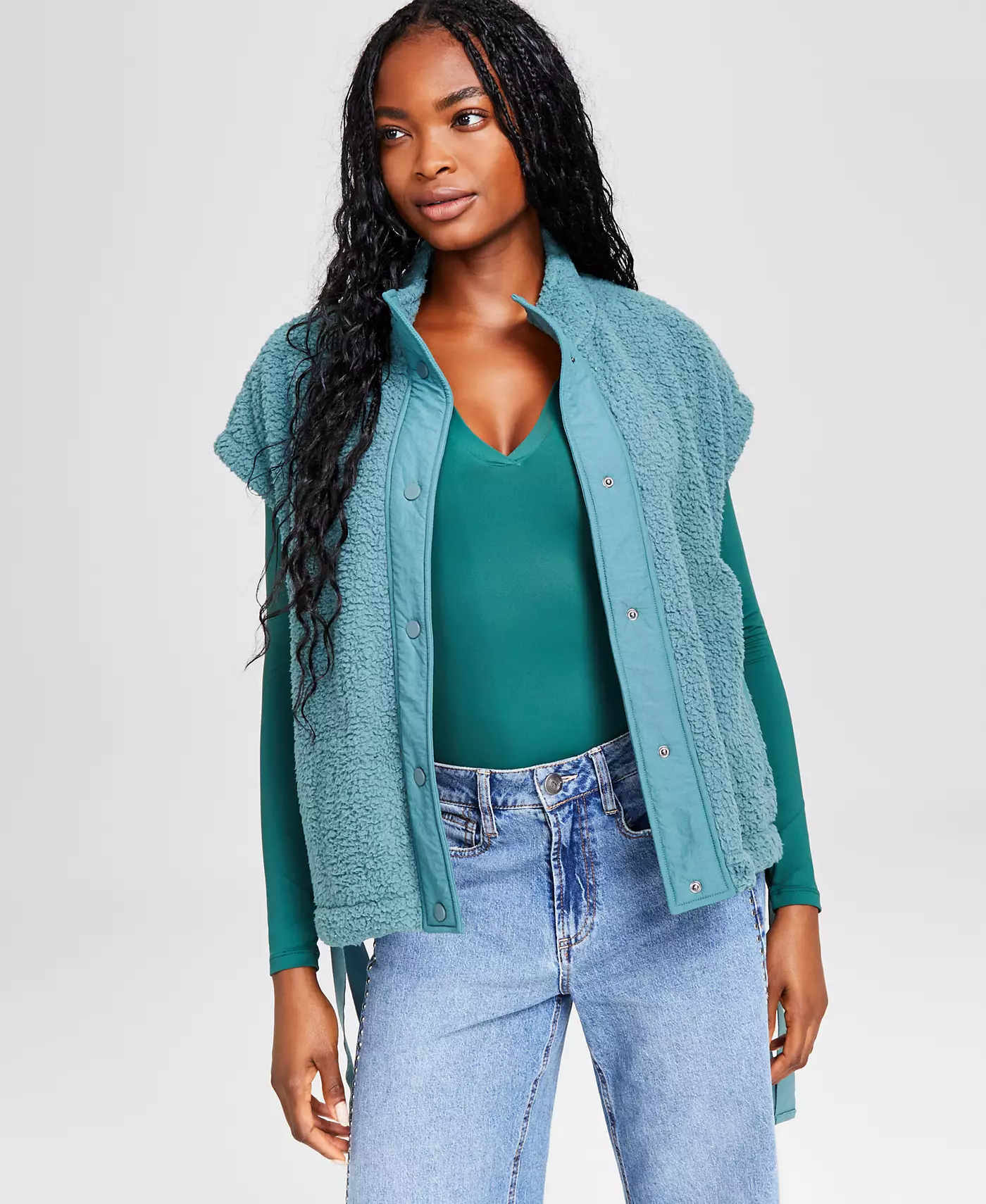 А теперь этот женский жилет из шерпы с удлиненными плечами и завязками по бокам