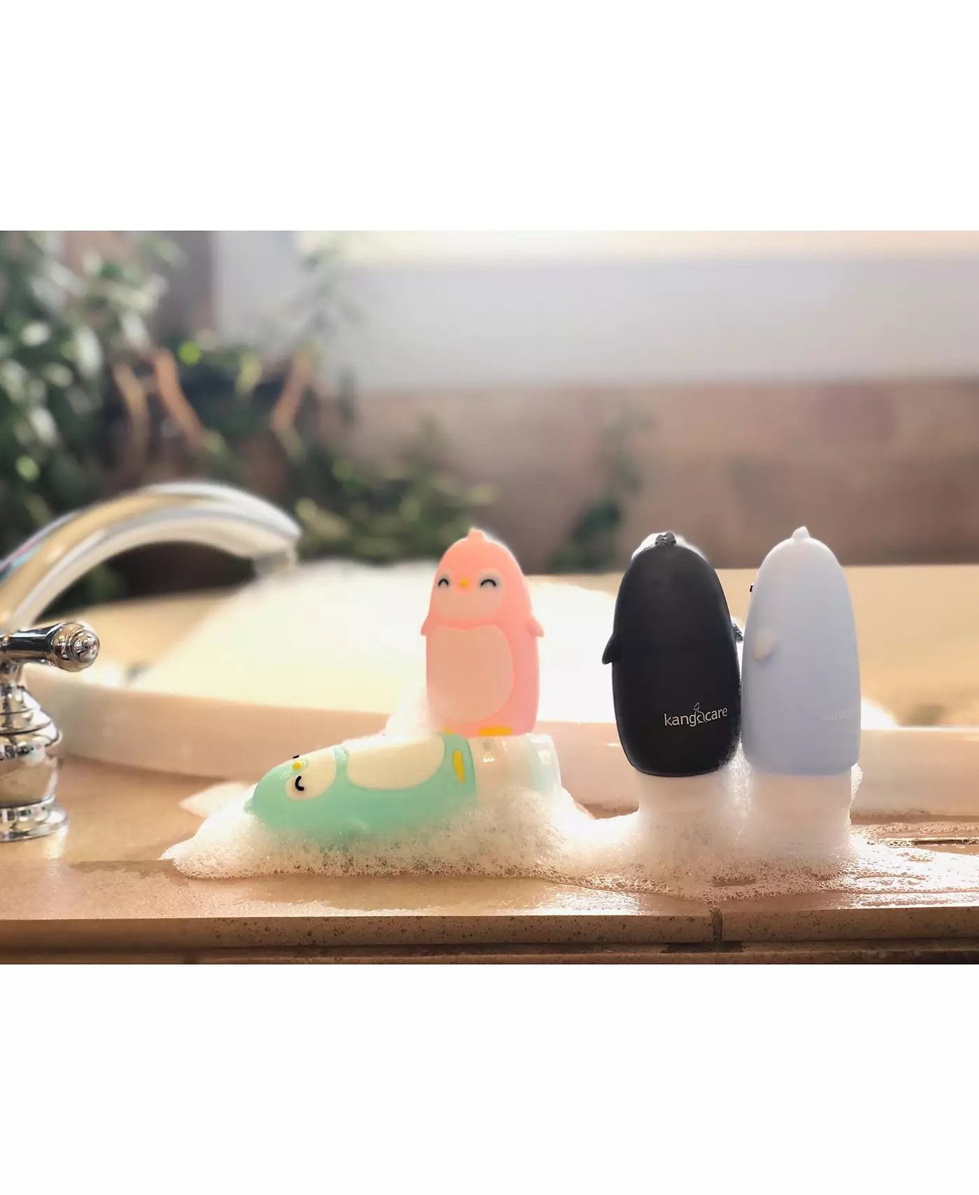 Kanga Care Travel Buddiez - Penguin Family (4 шт.) Разноцветные силиконовые многоразовые бутылочки на 3 унции