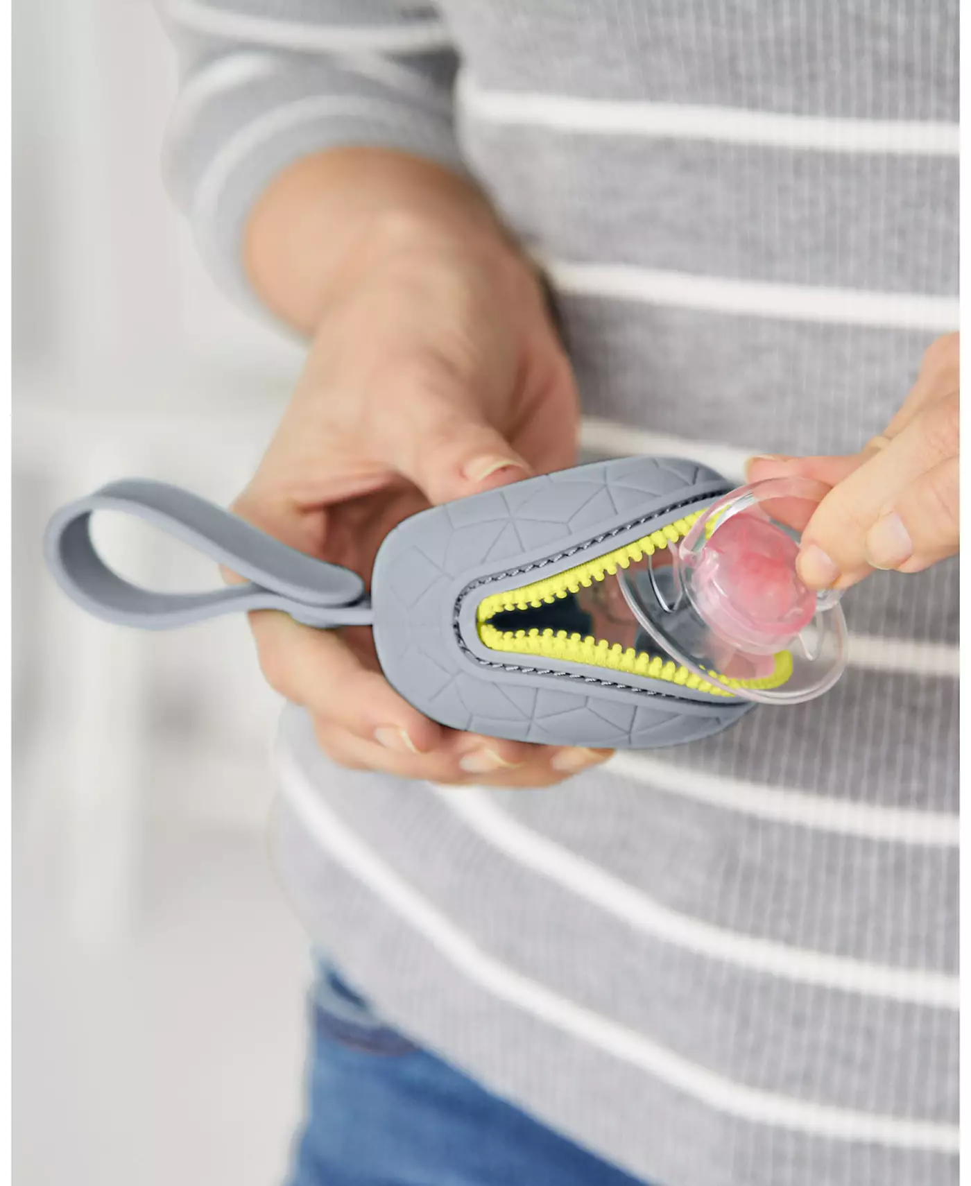 Силиконовый держатель для пустышки Skip Hop