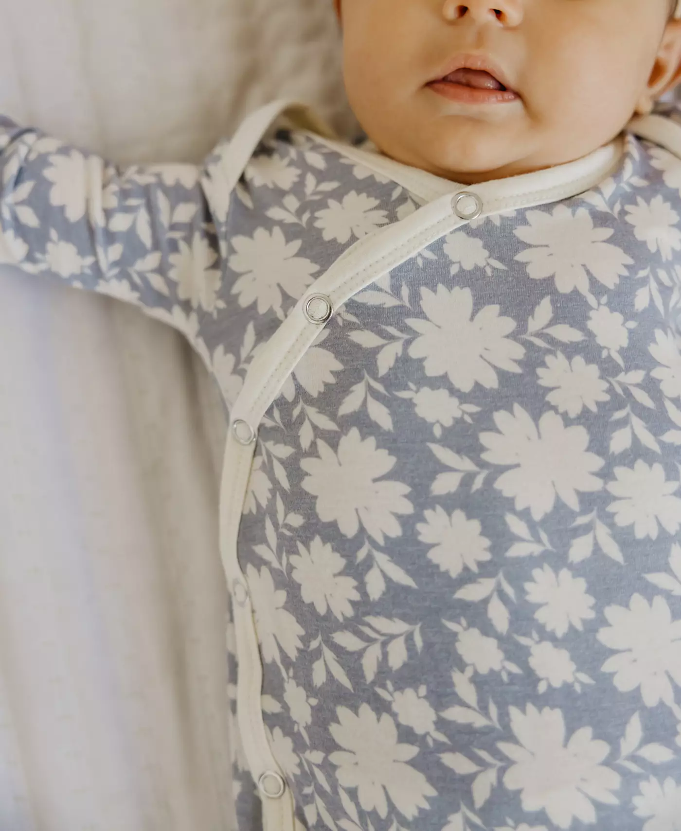 Платье для новорожденного с узлом цвета медного жемчуга