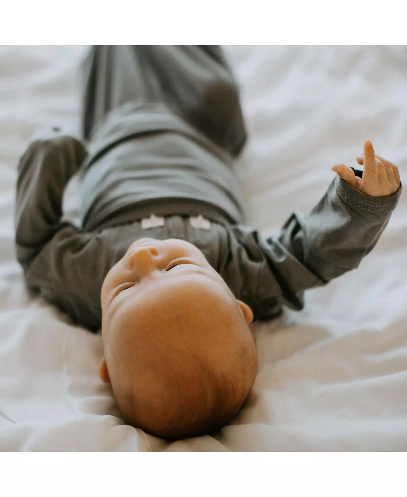 Комплект из детской шапочки и пеленального мешка с длинными рукавами