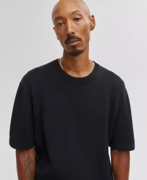 Мужская модель свободного кроя с короткими рукавами и круглым вырезом, созданная для Macy's