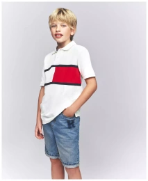 Tommy Hilfiger Boys: поло Tommy Flag в стиле колор-блок и свободные джинсовые шорты