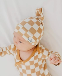 Детская шапочка с медным жемчугом и узлом сверху