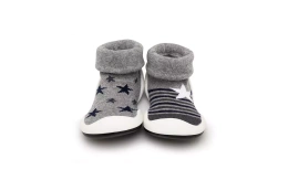 Komuello Младенцы Мальчики Дышащие Моющиеся Нескользящие Носки Туфли Звезды и Полоски - Серый