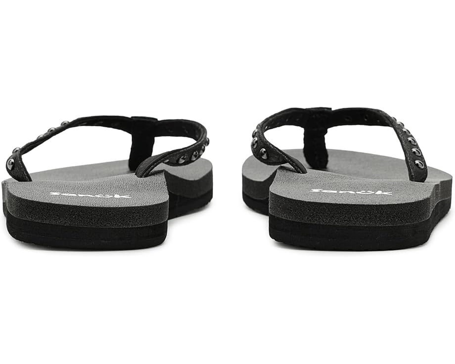 Sanuk Сандалии Yoga Joy II Stud с ремешком на заклепках и стелькой из коврика для йоги
