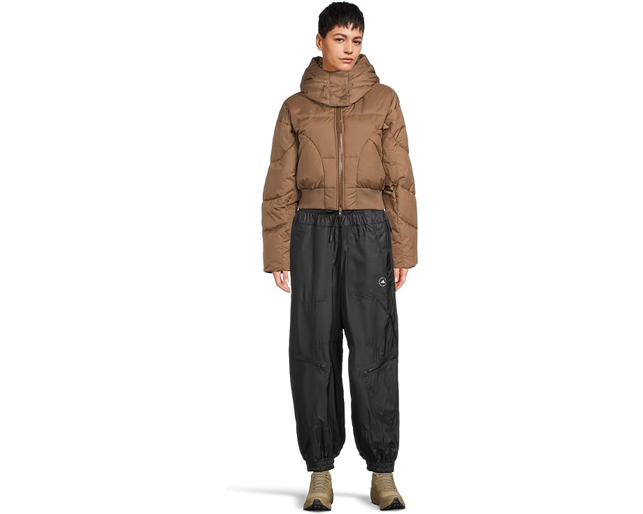 Короткая утепленная зимняя куртка adidas by Stella McCartney с капюшоном и ветрозащитой