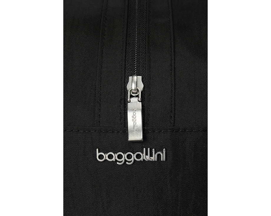 Трансформируемая дорожная сумка Baggallini с тремя отделениями