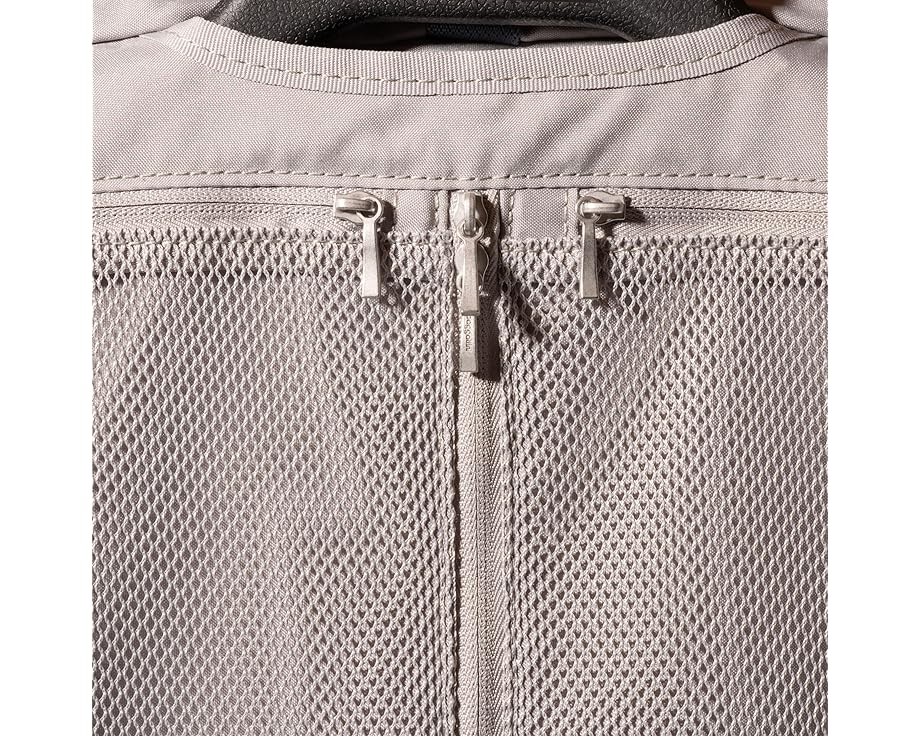Чемодан для одежды Garment Bag с отделениями из сетки Baggallini