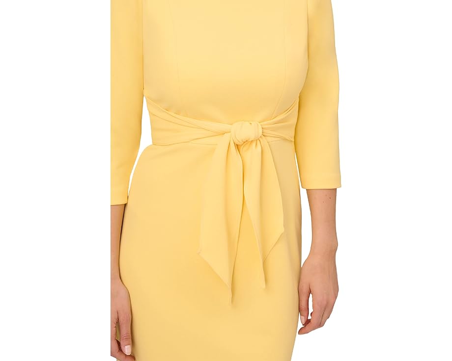 Приталенное платье-футляр из крепового трикотажа с поясом от Adrianna Papell