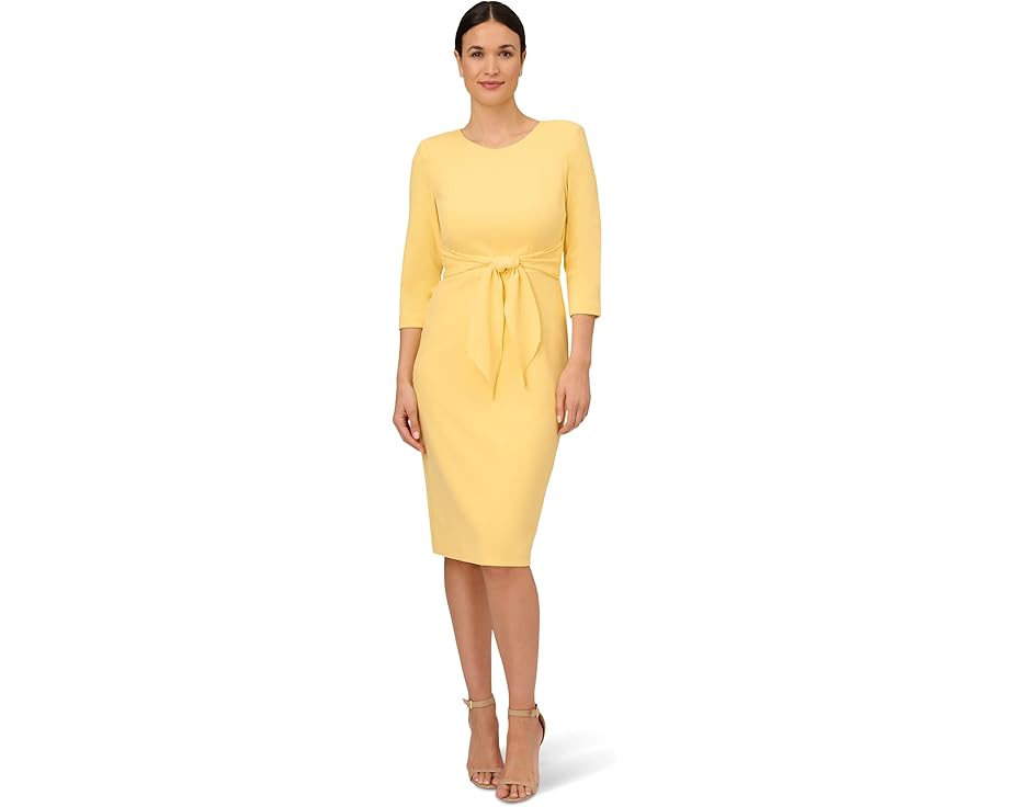 Приталенное платье-футляр из крепового трикотажа с поясом от Adrianna Papell