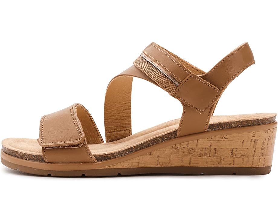 Clarks Kacha Wave сандалии на низком клине из мягкой кожи и контрастными ремешками