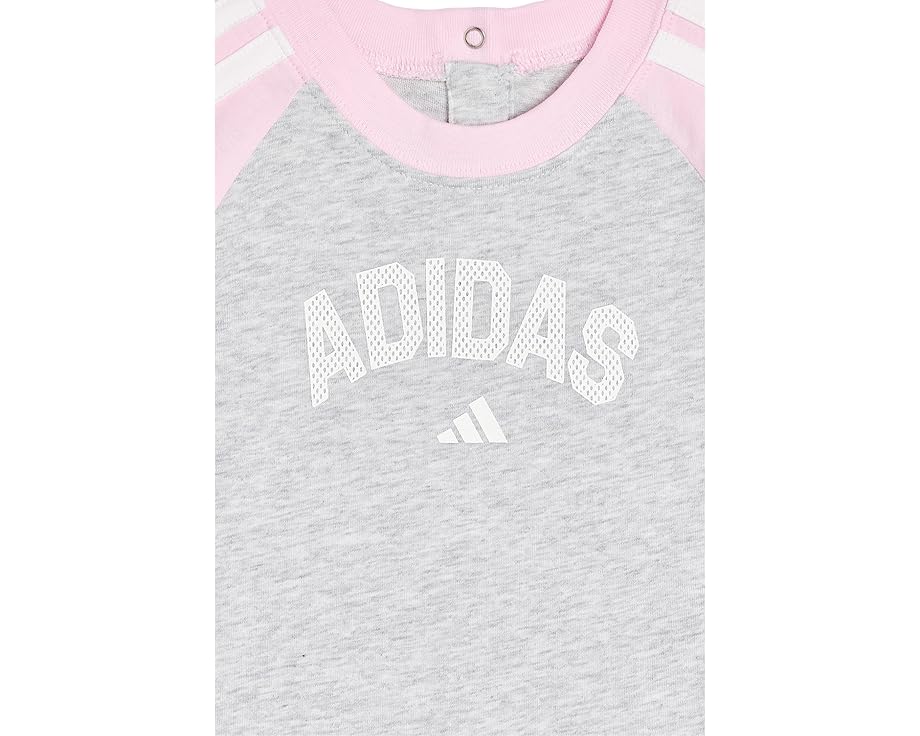 Детский комбинезон adidas Kids с регланными рукавами и принтом