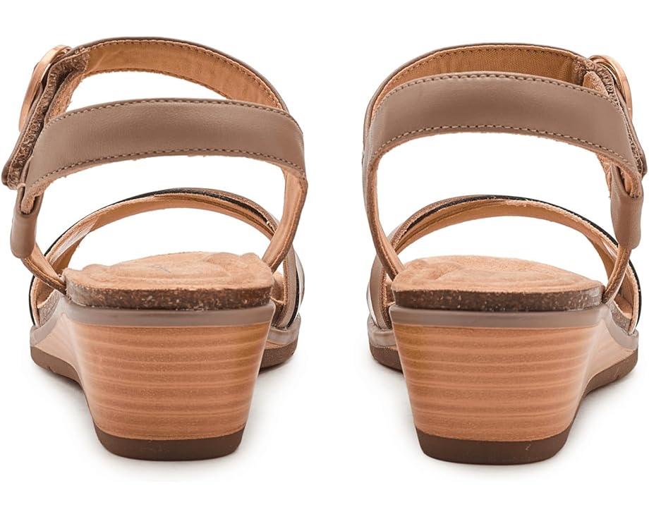 Сандалии Kacha Twist Clarks на низком клине 55 мм с контрастными ремешками и липучкой