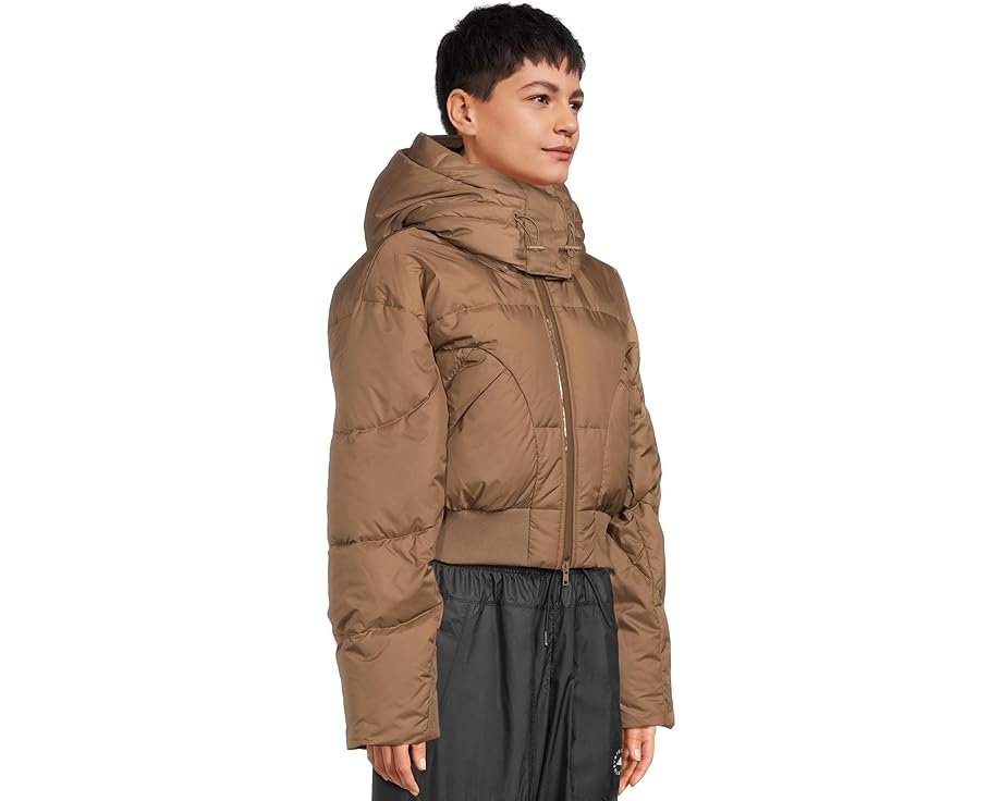 Короткая утепленная зимняя куртка adidas by Stella McCartney с капюшоном и ветрозащитой