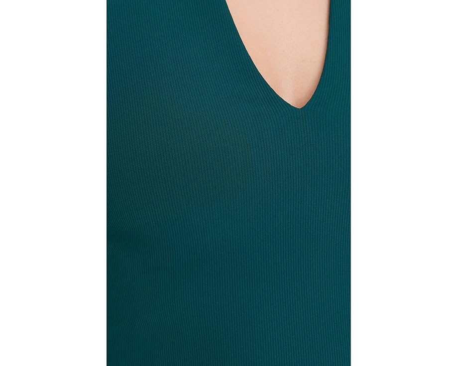 Топ TravisMathew Moveknit Rib Limitless с V-образным вырезом