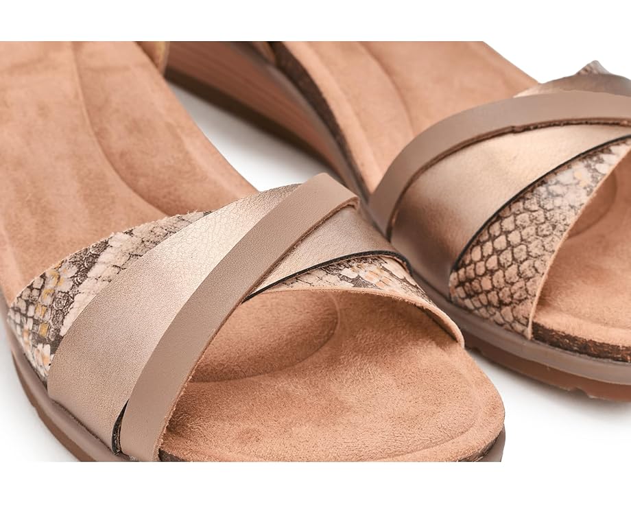 Сандалии Kacha Twist Clarks на низком клине 55 мм с контрастными ремешками и липучкой
