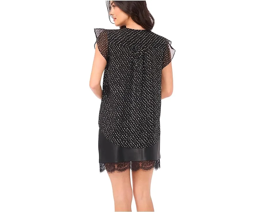 Блуза Vince Camuto V-Neck Ruffle Sleeve с узором черного цвета