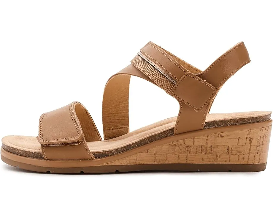 Clarks Kacha Wave сандалии на низком клине из мягкой кожи и контрастными ремешками