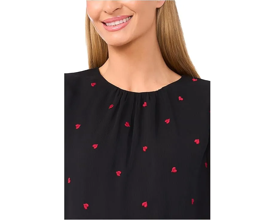 Топ CeCe с рукавами три четверти сборками на горловине и вышивкой сердечками