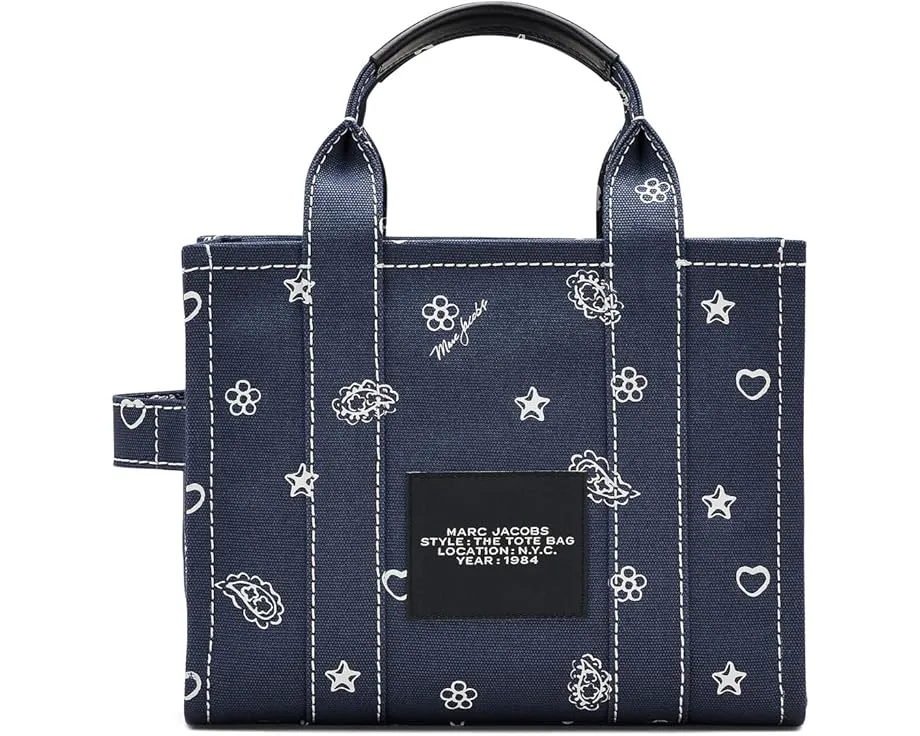 Маленькая сумка тоут The Bandana Canvas с бандана принтом и регулируемым ремнем Marc Jacobs