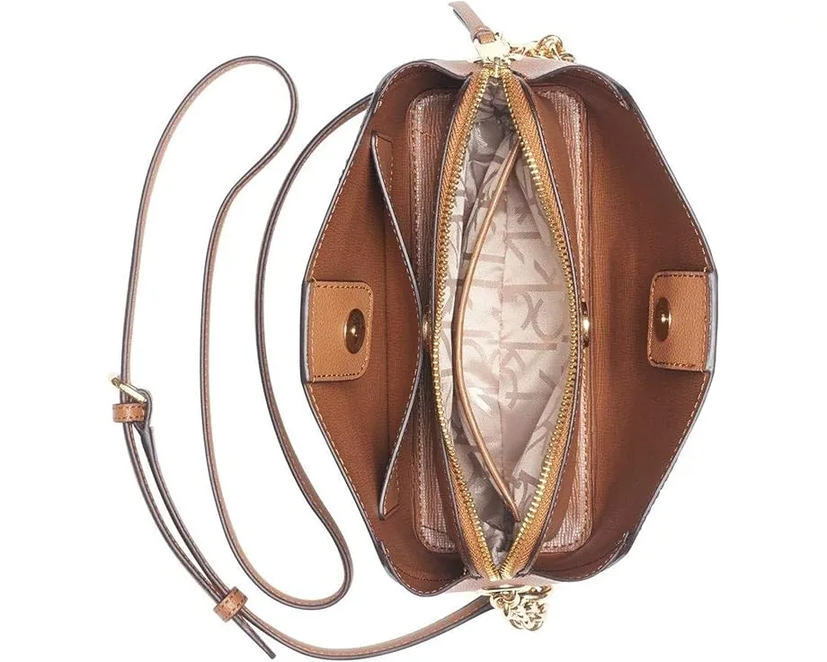 Кроссбоди Hailey Signature с тройным отделением и цепочкой от Calvin Klein