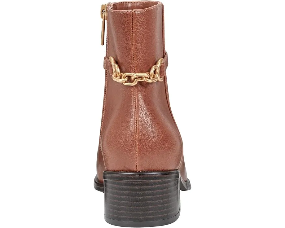 Ботильи Bandolino Despina на тракторной подошве с декоративной фурнитурой