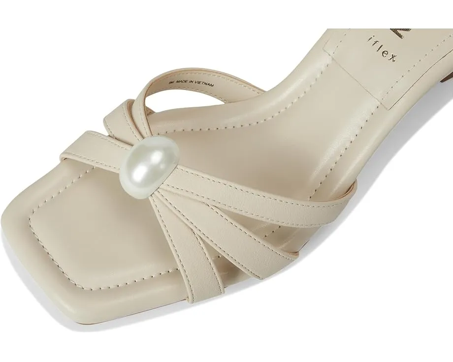 Босоножки Anne Klein Jonelle с жемчужным декором и котячьим каблуком