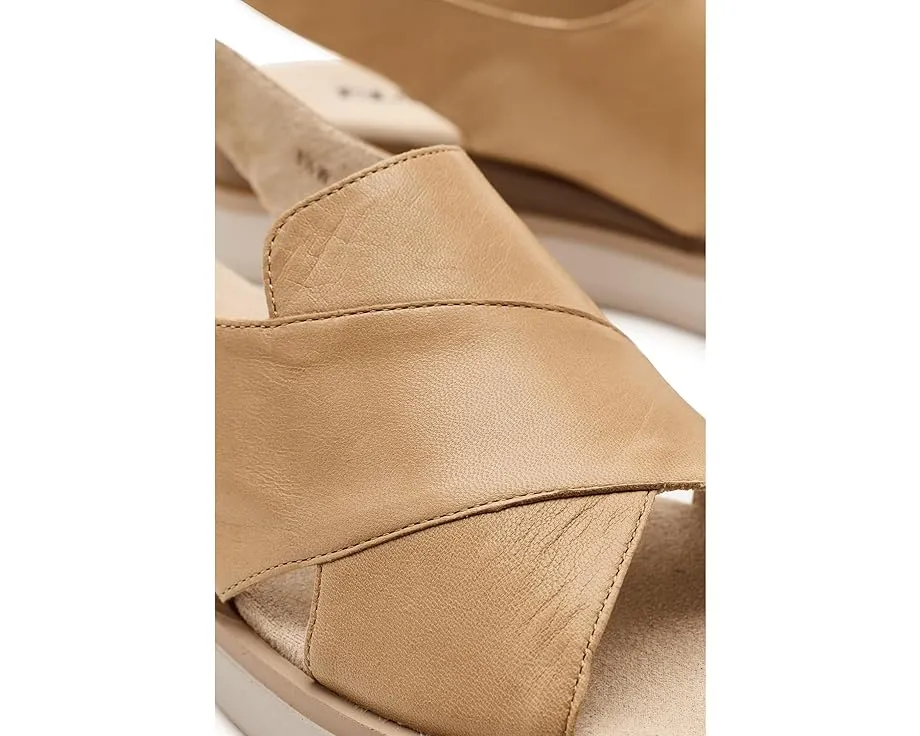Босоножки Vaneli Hydra на танкетке с регулируемой лямкой