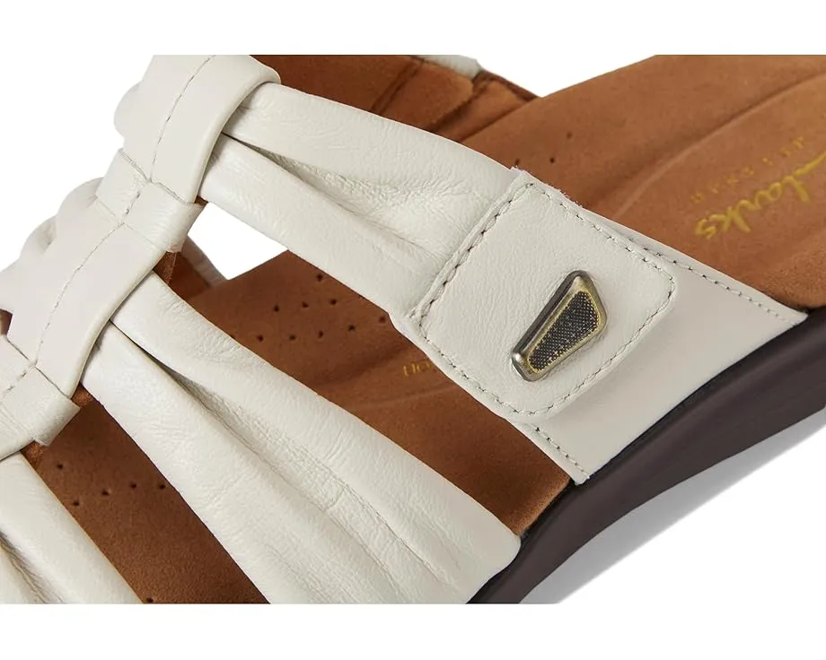Сандалии Clarks Kitly Slide с лазерной резьбой и регулируемым ремешком